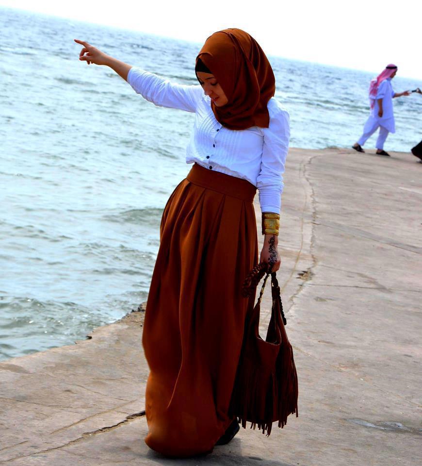 Мусульманка в платке со спины у моря